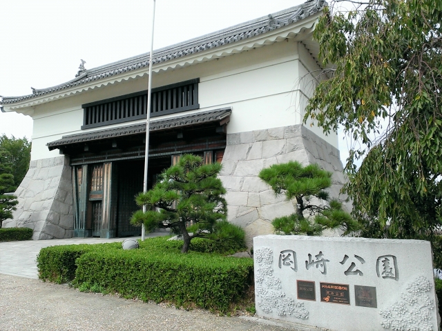 岡崎城の門